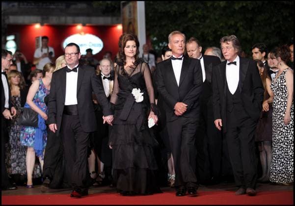 Festival de Cannes LARS VON TRIER, UDO KLER, JOHN HURT MONTEE DES MARCHES DU FILM MELANCHOLIA 64 EME FESTIVAL INTERNATIONAL DU FILM DE CANNES RED CARPET FOR MOVIE MELANCHOLIA 64 TH INTERNATIONAL CANNES FILM FESTIVAL Cannes France  Copyright: xJACOVIDES-BORDE-MOREAUx xBESTIMAGExJACOVIDES-BORDE-MOREAUx xBESTIMAGEx