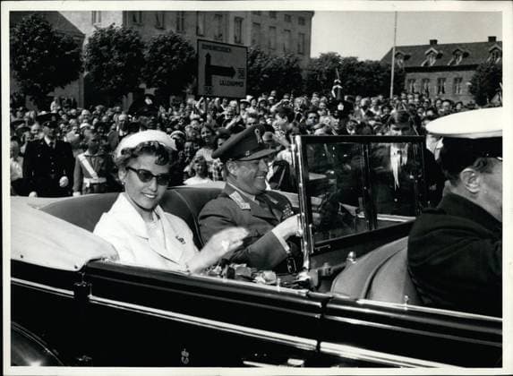 Prinzessin Astrid von Norwegen ist tot Erben Erbin Mitglieder des Königshauses Prominente 26. Februar 2012 Am 16. Juni beginnt König Olav V. von Norwegen seine Reise von Oslo nach Trondheim, wo die Bischöfe Norwegens ihm am 22. Juni im Nidarosdom (der Kathedrale von Trondheim) ihren Segen erteilen werden, wo am 22. Juni 1966 die Krönung des verstorbenen Königs Haakon VII. stattgefunden hatte. König Olav V. verließ am Morgen des 16. Juni gemeinsam mit seiner Tochter, Seiner Königlichen Hoheit Prinzessin Astrid, seine Residenz Skaugum bei Oslo, um seine Reise durch Südnorwegen anzutreten. Der König fährt in einem offenen Cabriolet, der königliche Konvoi besteht aus fünf Wagen, während Presse, Radio, Fernsehen usw. in zwölf Wagen mit einer Geschwindigkeit v  Copyright: xUnitedxArchivesx xkpaxKeystonex 19600107_baf_k09_2794
