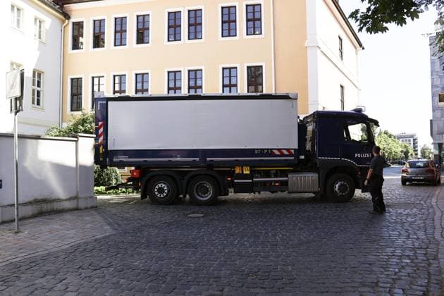 A police truck transports the files from the state parliament in the afternoon Searches in the state parliament at CDU, SPD and AfD Offices of the CDU, SPD and AfD in the state parliament of Saxony-Anhalt were searched on Tuesday It is about the suspicion of embezz