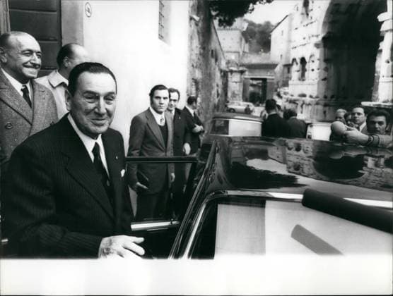 Argentina Falkland Islands Paraguay 1972 Juan Domingo Peron makes at the Path to Argentina a Stopover in Rome he and its Third parties Woman Isabel Martinex checked in a New Luxury hotel in the Proximity of Forum Romanum a the Photo shows Peron and its Woman at leave of Hotels to a their Visits at Personalities in Rome  Copyright: xUnitedxArchivesx xkpaxKeystonex 19600111_baf_k09_475