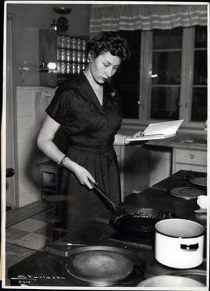 Heirs Heiress Members of Royal Family Celebrities 1956 their Royal Highness Princess Astrid from Norway is a talented Cook and prepared in the Kitchen the Residence their Your Majesty King Olav V in Skaugum frequently small Courts for the Royal Family to  Copyright: xUnitedxArchivesx xkpaxKeystonex 19600114_baf_k09_1319