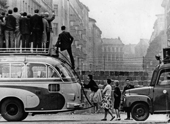 Car Car parts Motors Tyres Transport Vehicles 9 September 1961 Sightseeing Buses for West Germans it means, it Sei a evil Wind, the Nothing Good brings t  Copyright: xUnitedxArchivesx xkpaxKeystonex 19610909_baf_k09_145