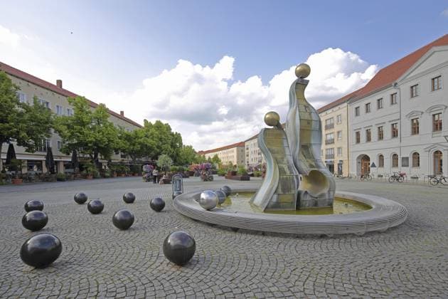 Springbrunnen von Frank Schönemann 2007, Moderne Kunst, Kugeln, Handwerkerbrunnen, Rathausplatz, Zerbster Straße, Dessau, Dessau-Roßlau, Sachsen-Anhalt, Deutschland, Europa Fountain by Frank Schönemann 2007, modern art, spheres, artisan fountain, town hall square, Zerbster Straße, Dessau, Dessau-Roßlau, Saxony-Anhalt, Germany, Europe Copyright: imageBROKER GeraldxAbele iblgda14054433.jpg