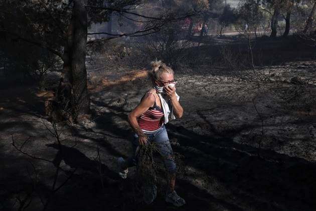 Bilder des Jahres 2025, News 07 Juli News Themen der Woche KW27 News Bilder des Tages Wildfire near Athens damages homes, prompts evacuations ATHENS, GREECE - JULY 03: A woman covers her face during a wildfire in Pikermi, a suburb of Athens, Greece, on July 03, 2025. A wildfire broke out in the Pikermi area, about 30 kilometers from Athens, Greece, damaging at least five homes. Firefighters are battling the blaze from air and ground amid strong winds, while some nearby settlements have been evacuated. Costas Baltas Anadolu Athens Greece. Editorial use only. Please get in touch for any other usage. Copyright: x2025xAnadoluxCostasxBaltasx