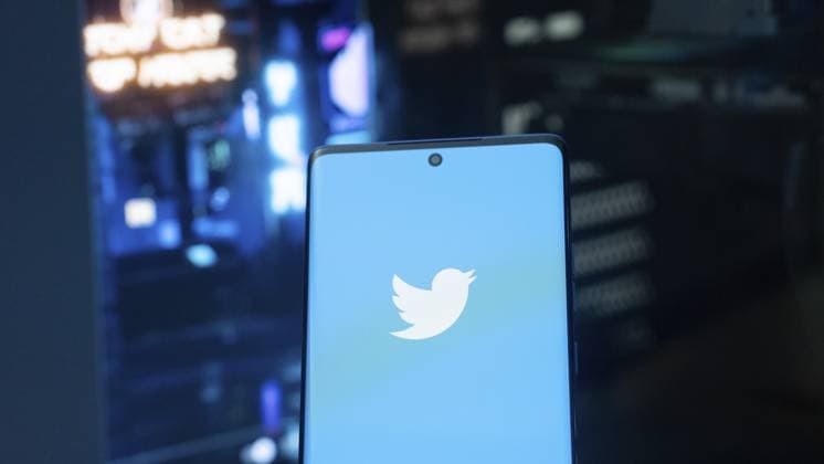 Ein Smartphone mit dem Twitter Logo vor einem neonbeleuchteten städtischen Hintergrund A smartphone featuring the Twitter logo against a neon-lit urban background Copyright: imageBROKER MdxMamunxMiah iblmia13788797.jpg