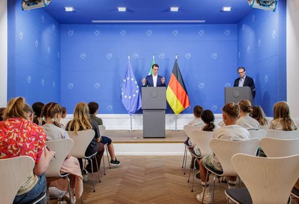 05 07 2025 Düsseldorf What does a state chancellery do How does democracy work How does a minister president work Pupils