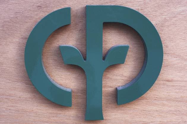 Logo der Marke Center Parcs mit einem Holz Hintergrund, Provinz Zeeland, Niederlande, Europa Logo of the Center Parcs brand with a wooden background, province of Zeeland, Netherlands Copyright: imageBROKER Fotowerkstatt-ks ibluca14278030.jpg