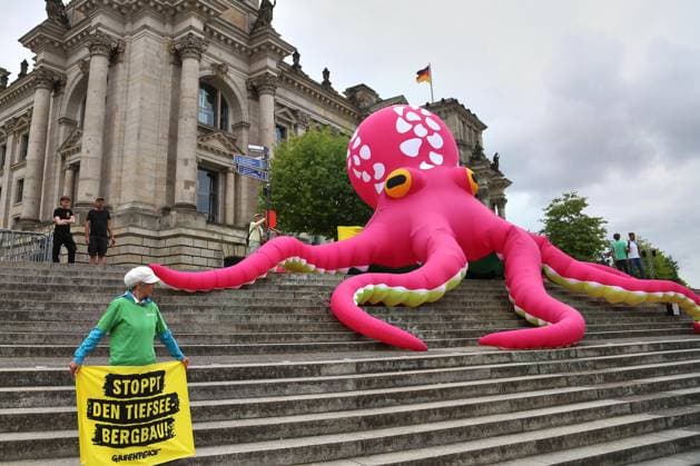 Berlin, Germany, 07 07 2025 SPD Federal Party Conference Greenpeace protests in front of the entrance with the slogan SPD climate-friendly and social instead of warlike Copyright: xdtsxNachrichtenagenturx dts_73778