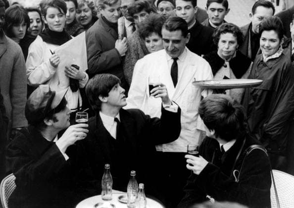 English Rock band The Beatles 1960 1970 15 January 1964 – Paris, France – as the Beatles in Paris were, at in the Olympia Music Hall to perform, took you itself also Time, the Places of interest to visit and the Champs Elysées along to stroll, where you from Schaulustigen surrounds were at Picture John LENNON, Paul Mc  Copyright: xUnitedxArchivesx xkpaxKeystonex 19640115_jsb_k09_106