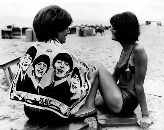 English Rock band The Beatles 1960 1970 23 May 1964 Bloemendaal, Netherlands Beatles Fans show their Enthusiasm for the Mersey Quartet Always again, by you their Back image drape Now is in Holland a Beach towel with the four zerzausten Heading availa  Copyright: xUnitedxArchivesx xkpaxKeystonex 19640523_mab_k09_067