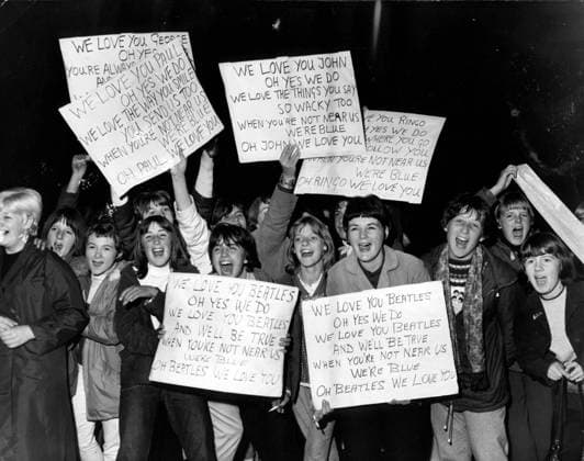 English Rock band The Beatles 1960 1970 22 September 1964 – London, England, United Kingdom – Hundreds screechy Teenagers prepared the Pop group The Beatles a terrific Reception, as you yesterday Evening to their Tour through the United States to London Airport returned London England United Kingdom  Copyright: xUnitedxArchivesx xkpaxKeystonex 19640922_mab_k09_115