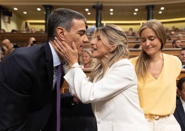 Bilder des Jahres 2025, News 07 Juli News Themen der Woche KW28 Sánchez appears in Congress to give explanations for the Cerdán case and announce anti-corruption measures The President of the Government, Pedro Sánchez, greets the Second Vice President and Minister of Labor, Yolanda Díaz, during an extraordinary plenary session, in the Congress of Deputies, on July 9, 2025, in Madrid Spain Sánchez appears in an extraordinary plenary session to address pending issues such as the involvement of Santos Cerdán in the commissions scheme of Koldo García and José Luis Ábalos, the activities of former socialist councilwoman Leire Díez seeking evidence against the UCO, and international matters such as the upcoming Council of the European Union and the NATO Cover Also, during the plenary session, he announces a Copyright: xEduardoxParrax 6847603