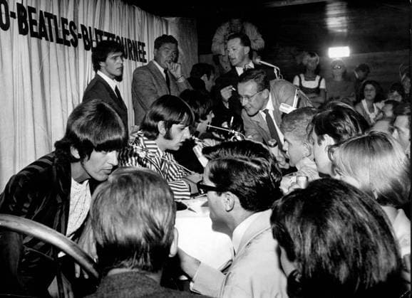 English Rock band The Beatles 1960 1970 23 June 1966 Munich, Germany the famous British Pop group The Beatles Tritt in Munich, Food and Hamburg at at 12 Clock landed you Today with British European Airways from London Coming on Airport Munich Riehm at Picture the Beatles during the Press conference at Hotel Bavarian Farm Munich Germany  Copyright: xUnitedxArchivesx xkpaxKeystonex 19660623_mab_k09_102