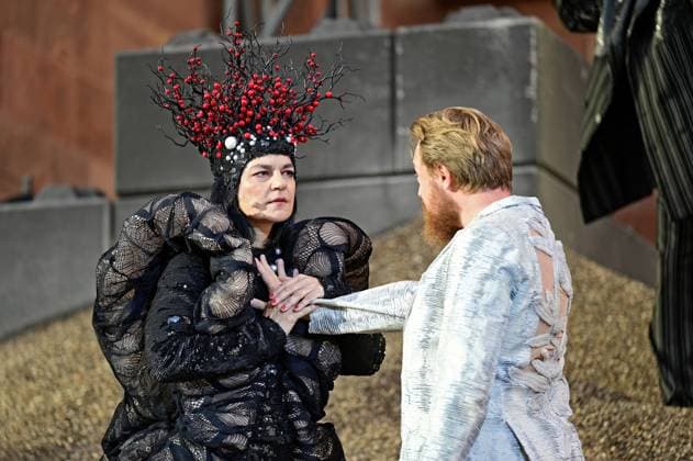 NIBELUNGEN FESTSPIELE Actress Jasmin Tabatabai and actor Eivin Nilsen Salthe during the photo rehearsal for the Nibelungen Festival SEE AUS ASCHE The Song of the Nibelungs on 09 07 2025 in front of the Kaiserdom Worms 20250709MWI067096