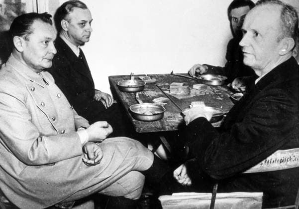 Schläge für Hermann Göring, Nürnberg 1946 J. Chaldej: Göring fotografierte ich oft, denn ich dachte: Hitler ist tot, also ist Göring der Verbrecher Nummer Eins. Ich war bemüht, immer in seiner Nähe zu sein. Der amerikanische Chef-Fotograf kam einmal auf uns zu und sagte: Ihr sowjetischen Fotografen, wenn Ihr Blitzgeräte dabei habt, könnt Ihr jetzt kommen. Man führte uns in ein Zimmer von ca. 40 Quadratmetern. An der Wand standen Tische, es gab kein Licht. Jeweils vier Personen saßen an einem Tisch, hier Göring, Rosenberg, Admiral Dönitz und von Schirach. Keitel saß zusammen mit Jodl. Ich ging mit meiner Kamera an der Wand entlang und blitzte. Keitel hielt seine Hand vors Gesicht. Dann ging ich an den Tisch von Göri