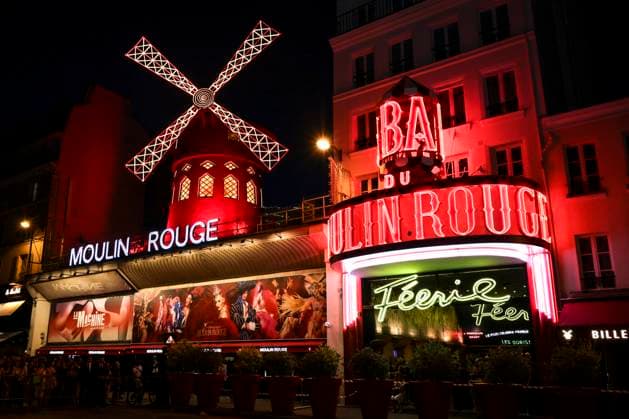 Bilder des Jahres 2025, News 07 Juli News Themen der Woche KW28 The Moulin Rouges wings are spinning again, fourteen months after their accidental fall in Paris on July 10, 2025 The legendary cabaret in Pariss 18? arrondissement celebrated this reboot with fireworks and a profusion of red feathers Shortly before 11 p.m., these decorations, more than twelve meters in diameter, came to life thanks to the start-up of a brand-new, custom-built electric motor For the occasion, the Moulin Rouge troupe performed in front of the establishment, Jack Tribeca Bestimage The Moulin Rouges wings are spinning again, fourteen months after their accidental fall in Paris on July 10, 2025 The legendary cabaret in Paris s 18th arrondissement celebrated this revival with fireworks and a profusion of red feathers Shortly be Copyright: xJackxTribecax xBestimagexJackxTribecax xBestimagex