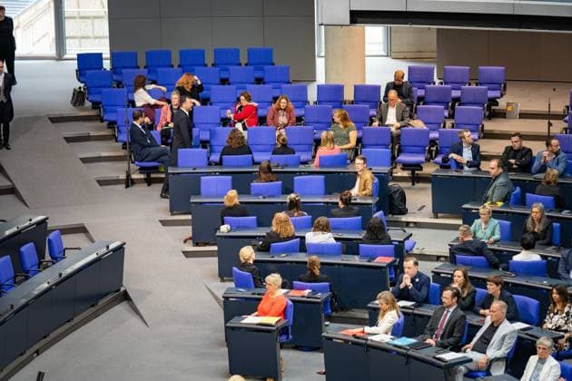 Left-wing MPs turn away from the speaker during an AFD speech on the 30th anniversary of the Srebrenica genocide Berlin, 11 07 2025 Berlin Germany Copyright: xTiloxStraussx