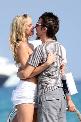 Matthew Bellamy and Elle Evans kiss for a long time before boarding their dinghy in Saint Tropez July 15th, 2015 Matthew Bellamy and Elle Evans leave Club 55 in Saint Tropez July 15th, 2015 Saint Tropez France  Copyright: xJACOVIDES-MOREAUx xBESTIMAGExJACOVIDES-MOREAUx xBESTIMAGEx