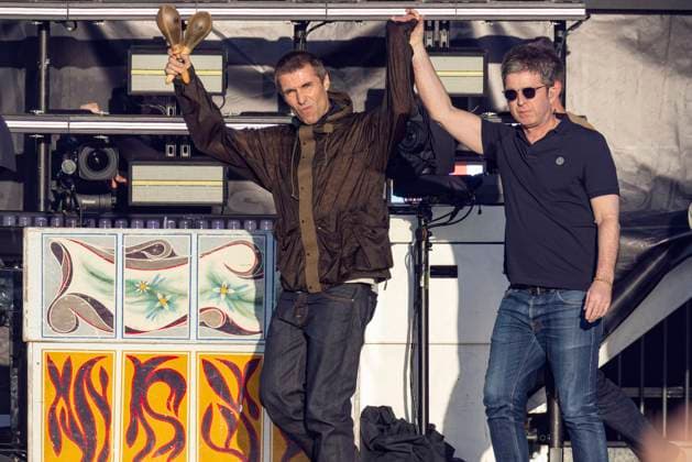 Bilder des Jahres 2025, Entertainment 07 Juli Entertainment Themen der Woche KW28 Oasis perform at Heaton Park Noel Gallagher and Liam Gallagher of Oasis performs at Heaton Park, Manchester a homecoming concert as part of their 2025 Reunion Tour, Credit:Mike Gray Avalon  Copyright: xMikexGrayx xAvalonx 1021045379
