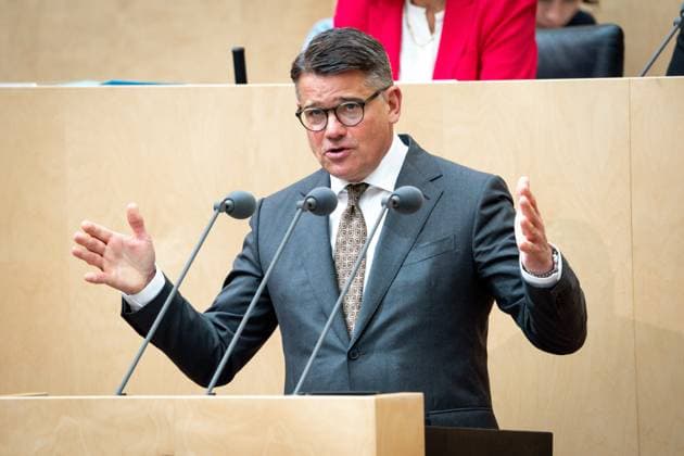 1056 Session of the Bundesrat Boris Rhein CDU State Premier of Hesse during his speech with a special gesture in the plenary hall at the 1056 Bundesrat session, Berlin, 11 07 2025 Berlin Berlin Germany