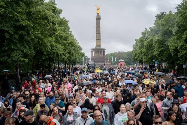 Rave The Planet Parade 2025 Berlin, Rave The Planet Parade 2025, Our Future Is Now , Rave, Demonstration, Straße des 17 Juni, between Brandenburger Tor and Grosser Stern, Rain Berlin Berlin GER