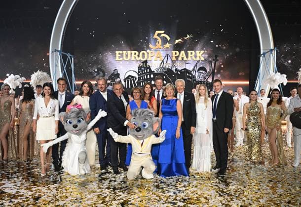 Thomas Mack with wife Katja, Michael Mack with wife Miriam, Roland Mack with wife Marianne, Ann Kathrin Mack with husband Nicolas, Jürgen Mack with wife Mauritia, daughter Alexia and son Frederik f l family on stage, family picture final picture anniversary gala 50 years Europa Park Europa Park Arena Rust 11 July 2025 50th birthday Europapark, gala, celebration
