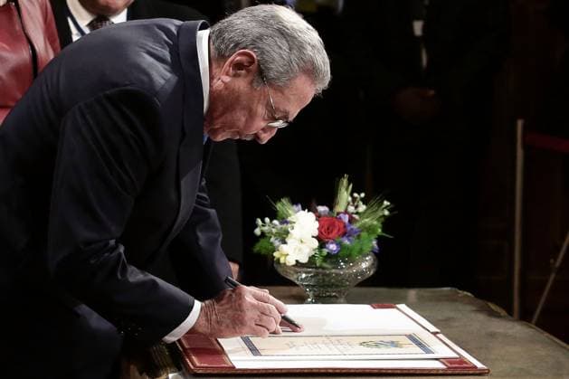 La Maire de paris, Anne Hidalgo recoit le président de Cuba, Raul Castro pour un entretien à lHotel de ville, Paris, le 2 fevrier 2016 Stéphane Lemouton Bestimage French Mayor of Paris, Anne Hidalgo receives president of Cuba, Raul Castro prior to a meeting at Paris City hall, in Paris, on february 2st 2016 Paris France  Copyright: xStephanexLemoutonx xBestimagexStephanexLemoutonx xBestimagex