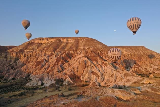 Bilder des Jahres 2025, News 07 Juli Sunrise in Cappadocia NEVSEHIR, TURKIYE - JULY 14: Hot air balloons take off at sunrise, creating stunning views over the valleys of Cappadocia, in Nevsehir, Turkiye on July 14, 2025. Listed as a UNESCO World Heritage Site, Cappadocia captivates visitors with its natural formations and cultural heritage, offering activities such as hiking, balloon tours, and rural excursions that attract numerous domestic and foreign tourists throughout the year. Behcet Alkan Anadolu Nevsehir Turkey. Editorial use only. Please get in touch for any other usage. Copyright: x2025xAnadoluxBehcetxAlkanx
