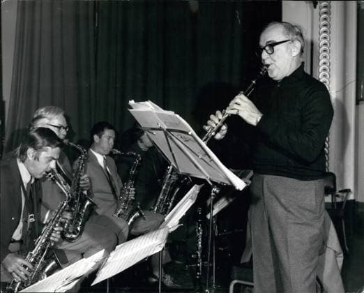 Bands Composers Instruments musicians Opera Orchestra Records Singers Songwriter Symphonies 9 September 1971 – King of Swing rehearses for Concerts Benny Goodman, the King of Swing, was yesterday at Clarinet playing at City Hall from St Pancras seen, during the Samples for Two Concerts with his British Orchestra – Today Eveni  Copyright: xUnitedxArchivesx xkpaxKeystonex 19710909_baf_k09_144