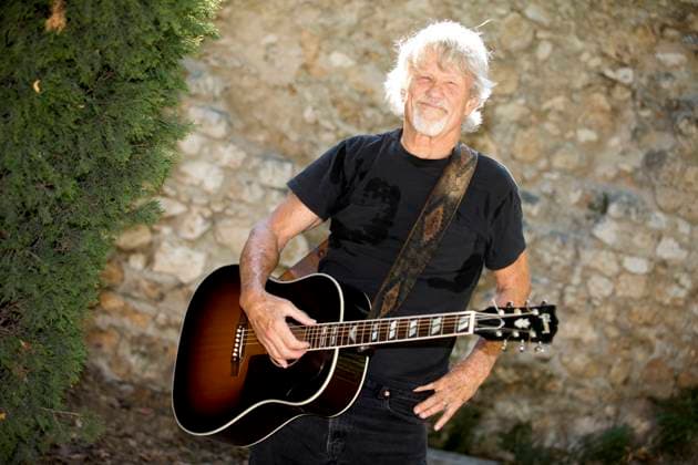 Rétro Décès de Kris Kristofferson Archives Kris Kristofferson en concert au Nice Jazz Festival dans les Arènes de Cimiez à Nice Le 23 juillet 2010 File Photo Kris Kristofferson performed during the Nice Jazz Festival On july 23rd 2010 Nice France  Copyright: xJLPPAx xBestimagexJLPPAx xBestimagex