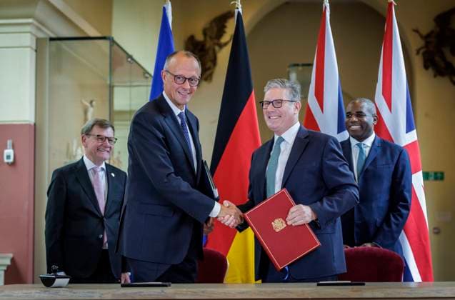 Johann Wadephul CDU , Federal Foreign Minister, photographed during his trip to London with Friedrich Merz CDU , Federal Chancellor, here signing the Treaty of Amity and Bilateral Cooperation between Germany and the United Kingdom together with the British Foreign Secretary David Lammy and Prime Minister Keir Copyright: xThomasxKoehler AAx