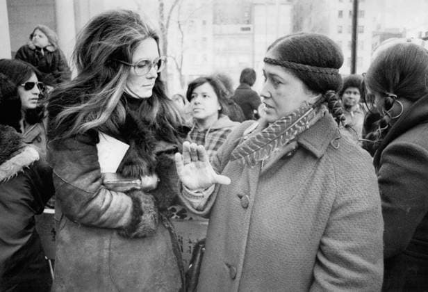 Demonstrations 3 March 1975 international Women s Day New York City Gloria Steinem and Paulene Haines Representatives the American Indian Movement, Relatives the Cherokee Nation New York New York U S  Copyright: xUnitedxArchivesx xkpaxKeystonex 19750303_baf_k09_167 !ACHTUNG AUFNAHMEDATUM GESCHÄTZT!