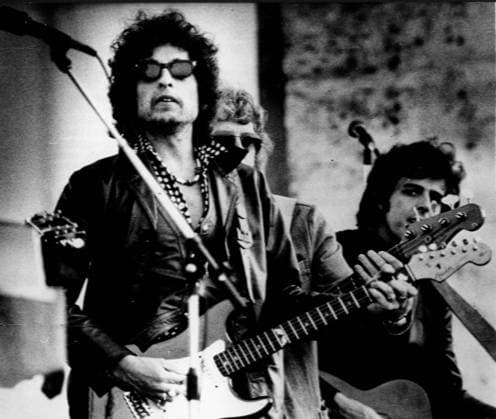 Bob Dylan receives the Nobel Prize for Literature 2016 4 October 1975 Berlin, Germany Folk Singers Bob Dylan Tritt before 75 000 Fans in Nuremberg at a Open Air Pop Festival at Berlin Germany  Copyright: xUnitedxArchivesx xkpaxKeystonex 19751004_kts_k09_247 !ACHTUNG AUFNAHMEDATUM GESCHÄTZT!