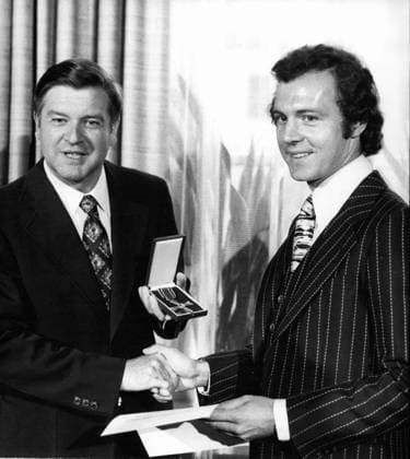 Rugby Football Sept 09, 1976 Football Player Franz Beckenbauer was with the Federal Cross of Merit excellent Franz Be  Copyright: xUnitedxArchivesx xkpaxKeystonex 19760909_baf_k09_117 !ACHTUNG AUFNAHMEDATUM GESCHÄTZT!