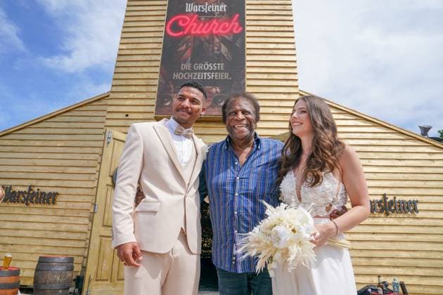 Parookaville, Germany, Europe, Warsteiner Church, festival wedding, Roberto Blanco, best man, bridal couple, multicultural, pop legend, a bit of fun is a must, 88 years, smile, summer wedding, beer barrel, bouquet of flowers, wedding dress, cream-colored suit, entertainer, generation cult, festival ambience, big Copyright: xJOERANxSTEINSIEKx