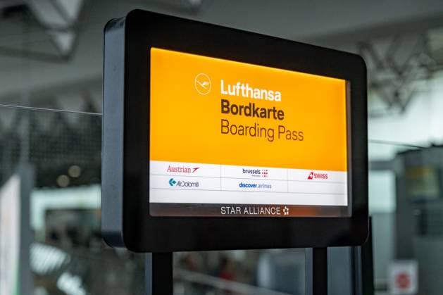 Digital display for Lufthansa boarding passes Frankfurt Airport 22 07 25, Frankfurt Symbol photo, illustratio Copyright: xW2Artx xThorstenxWagnerx