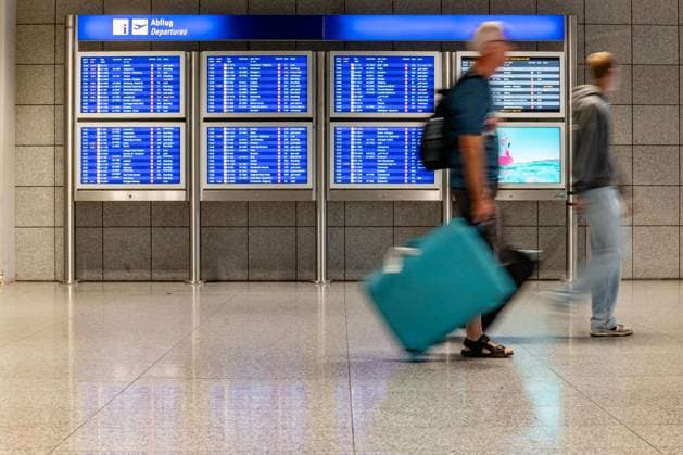 Passengers with luggage in front of departure board Frankfurt Airport 22 07 25, Frankfurt Symbol photo, illustration photo, symbol image, illustration photo, everyday scene Two Copyright: xW2Artx xThorstenxWagnerx