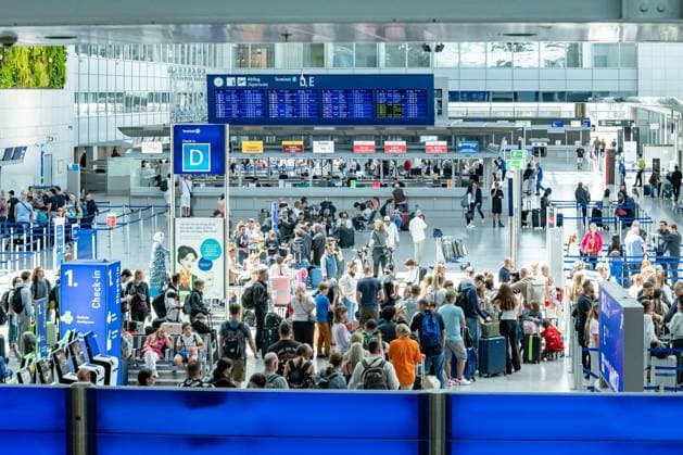 Large crowd at check-in Terminal D, Frankfurt Airport 22 07 25, Frankfurt Symbol photo, illustration photo, symbol image, illustration photo, everyday scene Wide-angle shot of the Copyright: xW2Artx xThorstenxWagnerx