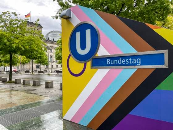 U Bahnhof Bundestag shines in rainbow colors, While the Bundestag refrains from rainbow flags, the BVG sets a clear sign for diversity at the U Bahnhof Bundestag and other stations With colorful stairs and stickers, the Berlin public transport company celebrates Pride Month and CSD, underlining its commitment to tolerance and accepta