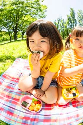 IMAGO Creative, Food, Japan, Onigiri Japanese kids at the park AFLO261959355  261959355 ,model released, Symbolfoto