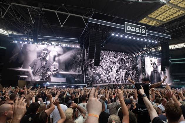 Bilder des Jahres 2025, Entertainment 07 Juli Oasis Perform at Wembley Stadium, London, UK The Crowd as Oasis performs on their first show at Wembley Stadium, London, England, UK on Friday 25 July 2025., Credit:Justin Ng Avalon UK, England, London, Wembley Stadium Copyright: xJustinxNgx xAvalonx 1025718913