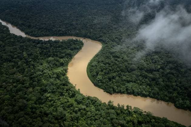 The Waorani People: Guardians of Tradition Amidst Modernity AMAZON REGION, ECUADOR - FEBRUARY 22: An aerial view of Bameno, one of the most remote and traditional Waorani settlements, accessible only by river after a long canoe journey along the Shiripuno and Cononaco Rivers on February 22, 2025, in Amazon Region of Ecuador. The Waorani people, who are deeply rooted in their land, continue to uphold their traditions despite the allure of modern life and the freedom of the wild. In the depths of Ecuador s Amazon rainforest, the Bameno community, a subgroup of the Waorani tribe with 145 members, lives on lands rich in natural resources and crucial to a threatened ecosystem. Isolated from the modern world, the Waorani maintain a lifestyle inte Copyright: x2025xAnadoluxÖzgexElifxKızılx