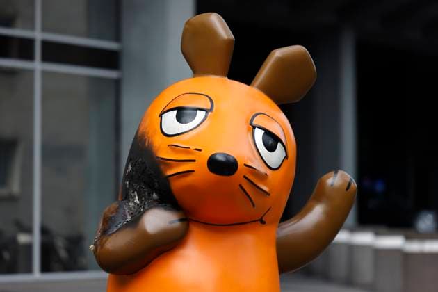 Fire Attack on the mouse statue in front of WDR Unknown persons set the statue on fire on Saturday night This is not the first time there has been a fuss about the mouse It was briefly kidnapped in 2024 as part of a campaign against cuts to public broadcasting Cologne, 26 07 2025 NRW Germany Copyright: xChristophxHardtx