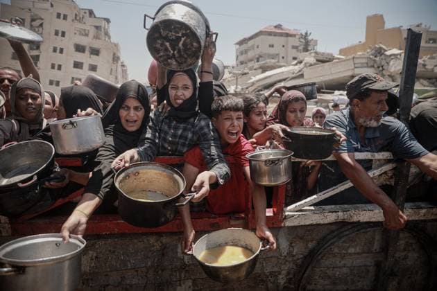 Bilder des Jahres 2025, News 07 Juli Palestinians struggle with hunger in Gaza wait for food GAZA CITY, GAZA - JULY 27: Hundreds of Palestinians struggling with hunger wait for hours under the scorching heat to receive food aid distributed by a charity organization as the deepening humanitarian crisis continue to severely impact Palestinians through widespread food shortages in Gaza City, Gaza on July 27, 2025. Abdalhkem Abu Riash Anadolu Gaza City Gaza. Editorial use only. Please get in touch for any other usage.  Copyright: x2025xAnadoluxAbdalhkemxAbuxRiashx