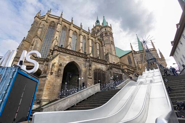 Domstufen Festspiele Erfurt 2025 28072025 A 23 meter long slide is part of the Domstufen Festspiele in Erfurt in Thuringia The combination of three slides overcomes a height drop of around 8.5 meters within seven seconds and is thus part of the production of the opera La Boheme The production is by Matthew Ferraro Erfurt Domplatz Thueringen Germany 280725_ppb-2