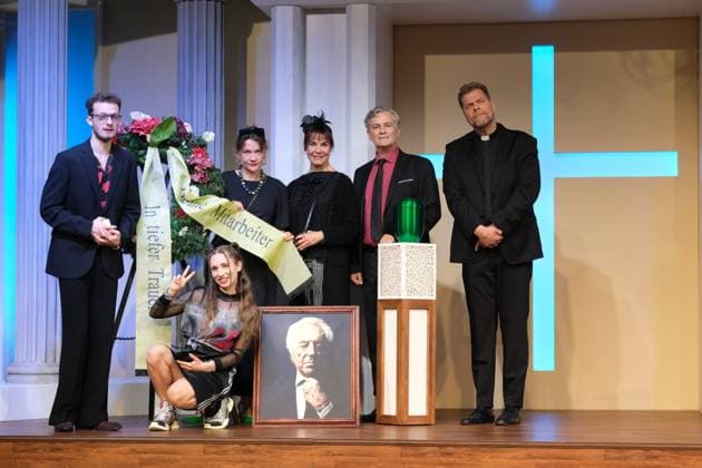 Peer Robin Hagel, Tima Herz, Sophie Göbel, Nicola Tiggeler and Timothy Peach as well as Tetje Mierendorf in the black comedy Kalter Weisser Mann, a highly topical comedy about gender stereotyping, sexism and politically correct behavior during the funeral service for an entrepreneur that threatens to descend into chaos, photo rehearsal at the Komödie Win