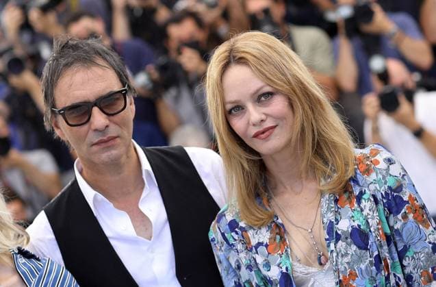 Vanessa Paradis, Samuel Benchetrit réalisateur au photocall du film Cette musique ne joue pour personne Cannes première lors du 74ème festival international du film de Cannes le 10 juillet 2021 Borde Jacovides Moreau Bestimage Photocall of the movie Cette musique ne joue pour personne during 74th Cannes Film Festival in Cannes on july 10th 2021 Cannes France  Copyright: xJACOVIDES-BORDE-MOREAUx xBESTIMAGExJACOVIDES-BORDE-MOREAUx xBESTIMAGEx