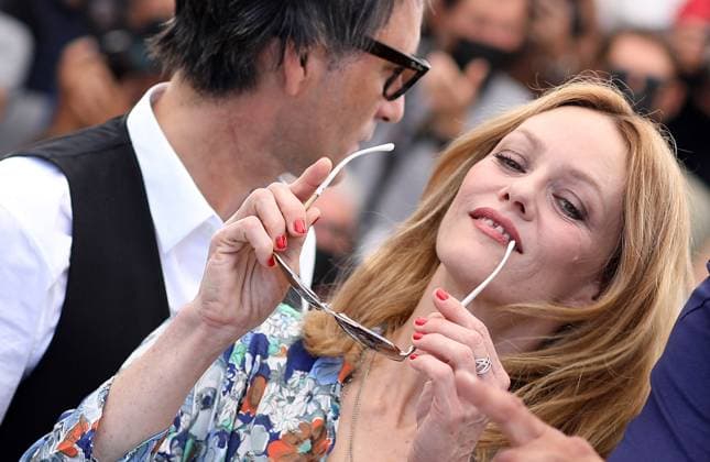 Vanessa Paradis, Samuel Benchetrit réalisateur au photocall du film Cette musique ne joue pour personne Cannes première lors du 74ème festival international du film de Cannes le 10 juillet 2021 Borde Jacovides Moreau Bestimage Photocall of the movie Cette musique ne joue pour personne during 74th Cannes Film Festival in Cannes on july 10th 2021 Cannes France  Copyright: xJACOVIDES-BORDE-MOREAUx xBESTIMAGExJACOVIDES-BORDE-MOREAUx xBESTIMAGEx