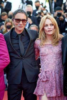 Vanessa Paradis, Samuel Benchetrit Montée des marches du film De son vivant lors du 74ème Festival International du Film de Cannes Le 10 juillet 2021 Borde Jacovides Moreau Bestimage Red carpet for the movie De son vivant during the 74th Cannes International Film festival On July 10th 2021 Cannes France  Copyright: xJACOVIDES-BORDE-MOREAUx xBESTIMAGExJACOVIDES-BORDE-MOREAUx xBESTIMAGEx