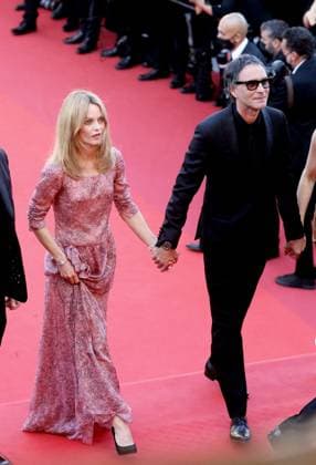 Vanessa Paradis, Samuel Benchetrit réalisateur Montée des marches du film De son vivant lors du 74ème Festival International du Film de Cannes Le 10 juillet 2021 Borde Jacovides Moreau Bestimage Red carpet for the movie De son vivant during the 74th Cannes International Film festival On July 10th 2021 Cannes France  Copyright: xJACOVIDES-BORDE-MOREAUx xBESTIMAGExJACOVIDES-BORDE-MOREAUx xBESTIMAGEx